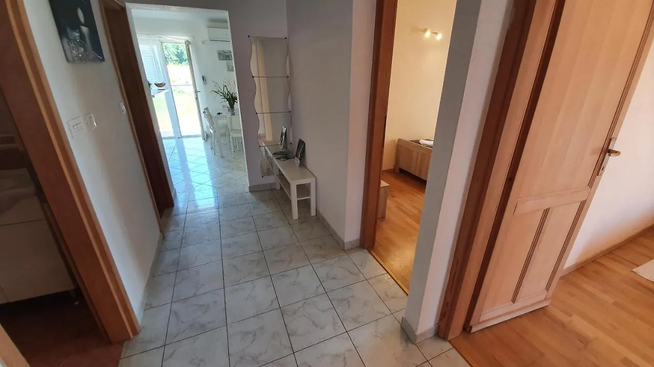 פג Apartments Miki