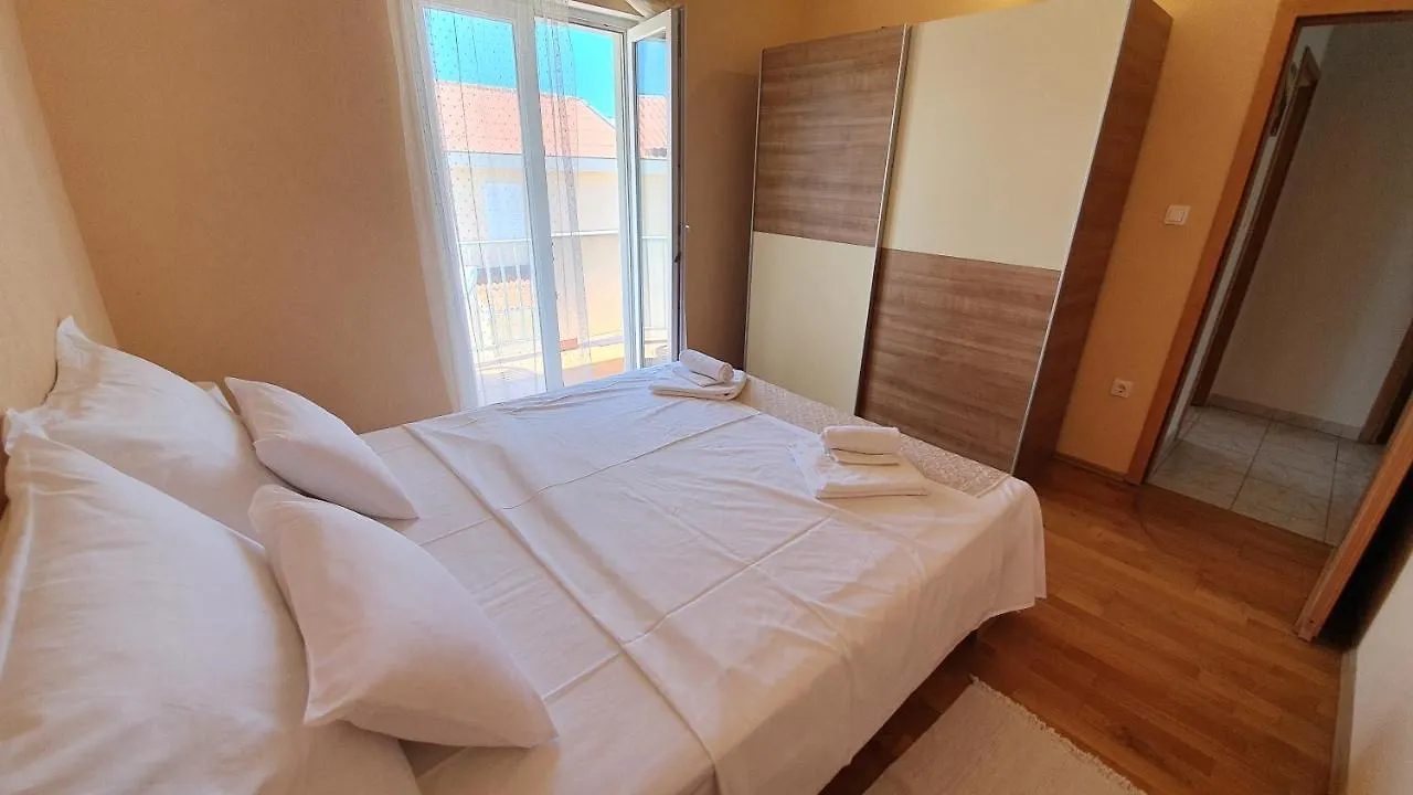 Apartments Miki Pag Town