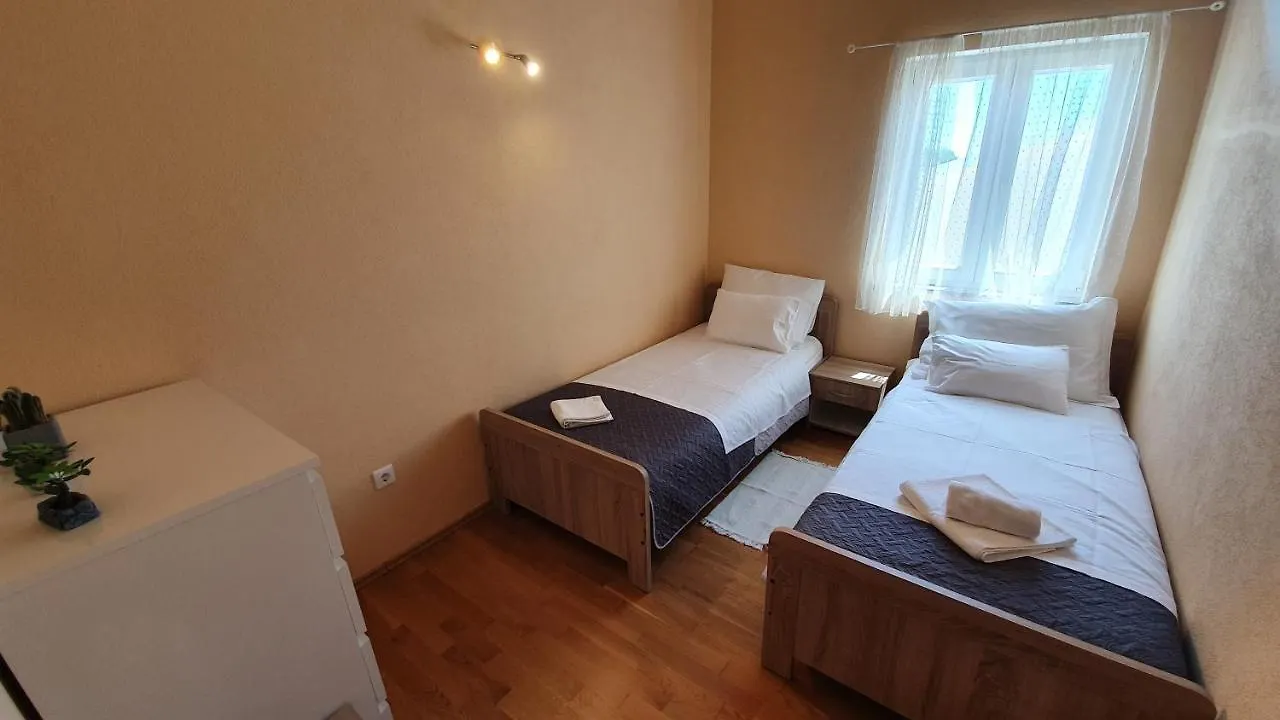 פג Apartments Miki