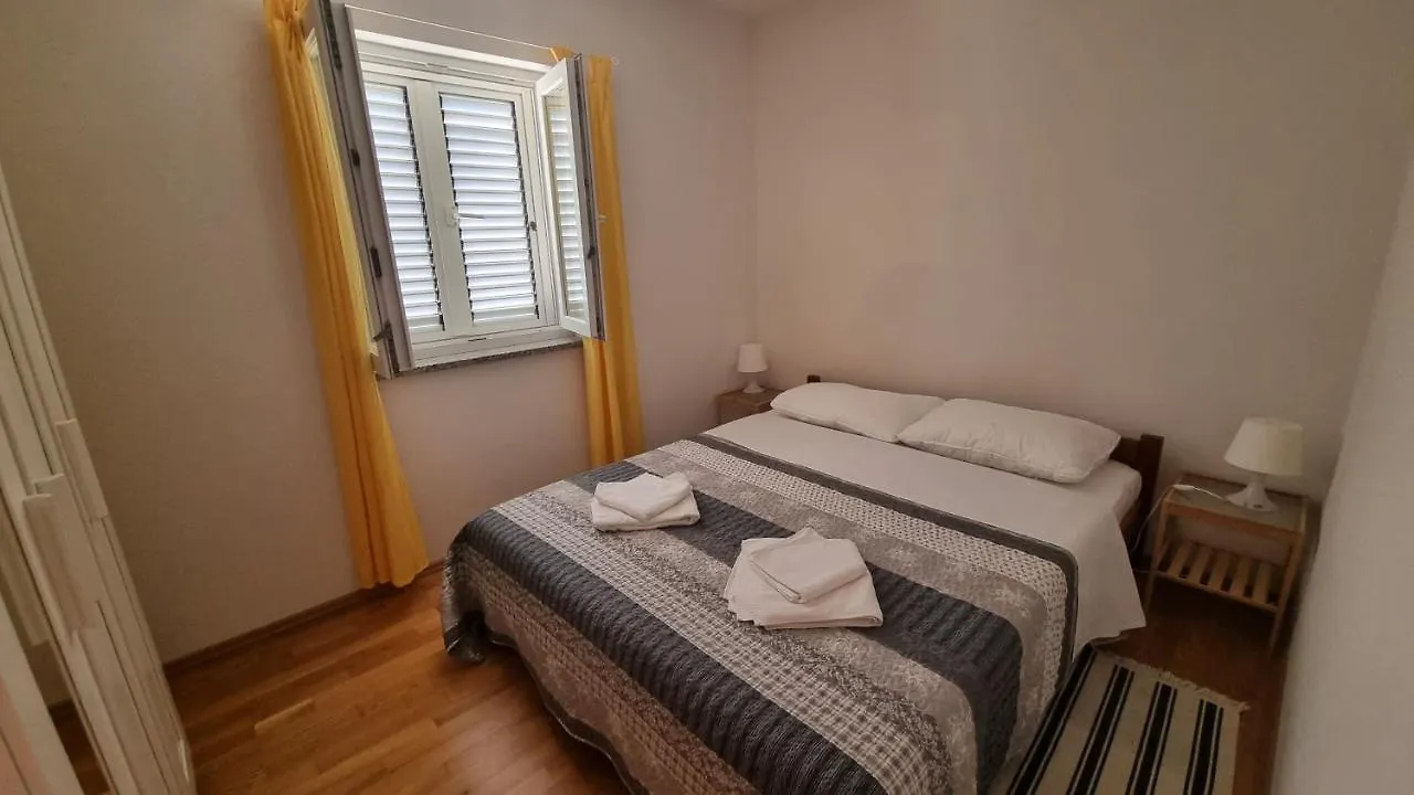 Apartments Miki Pag Town